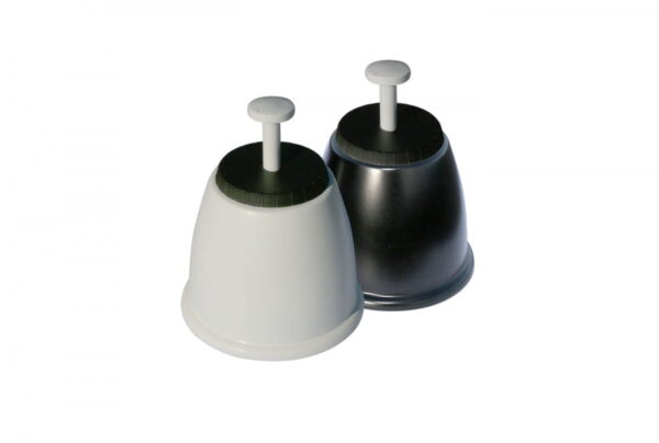 Podstawy-z-tworzywa-sztucznego-w-kolorze-bialym-oraz-czarnym-z-wystajacymi-mocowaniami-w-kolorze-bialym.