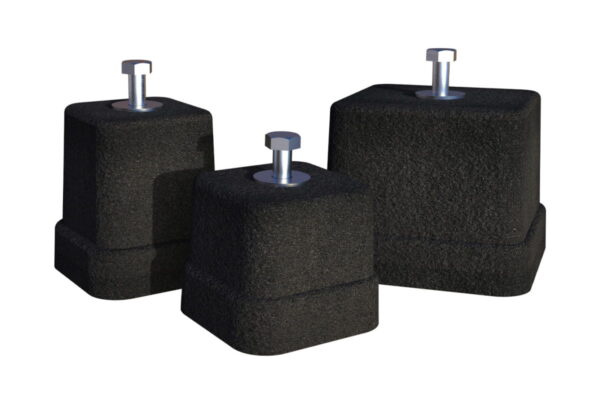 Trzy-podstawy-gumowe,-w-roznych-rozmiarach-w-kolorze-czarnym-z-srubami-montazowymi-od-gory.
